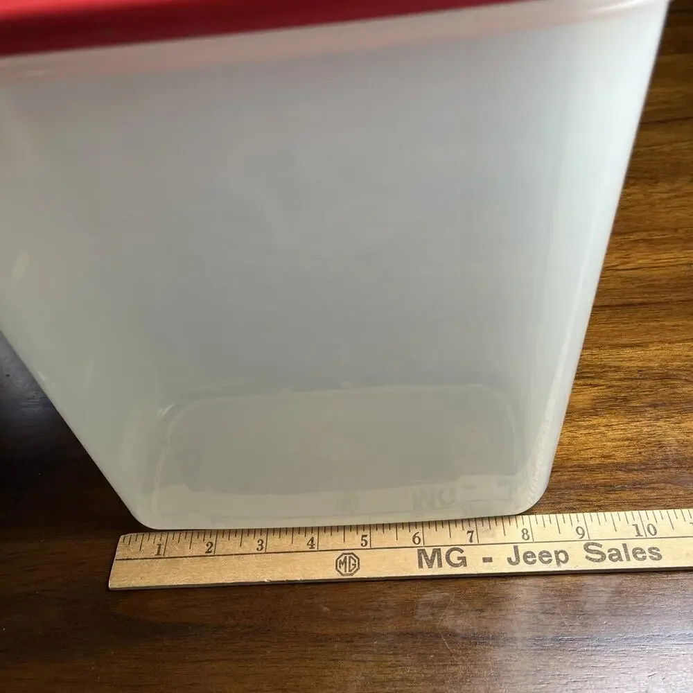 Rubbermaid 7N04 Red 21.1 Cup 5L Dry Food Storage Container with Lid Vintage
